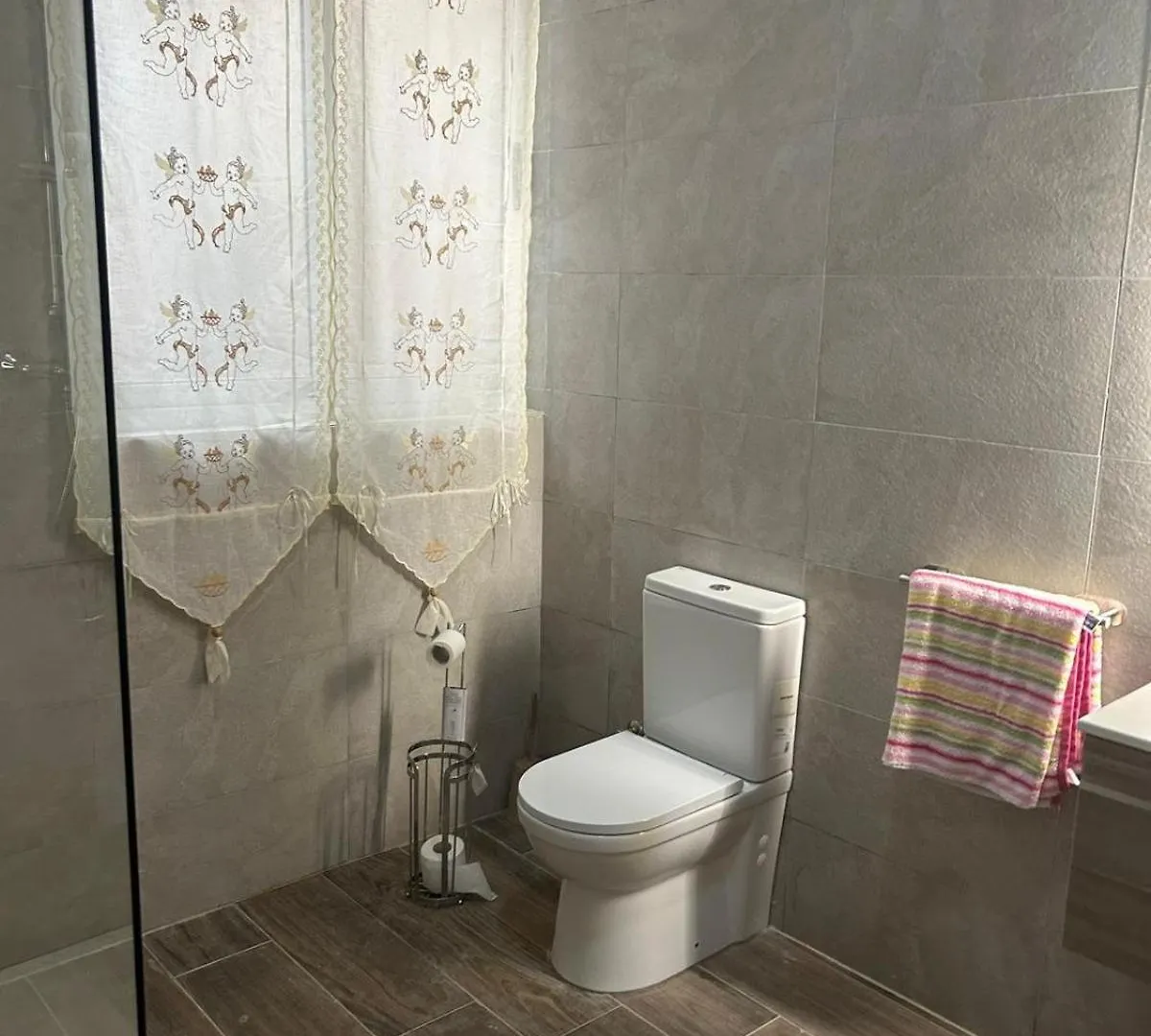 Homestay Spacious Room With 2 Single Beds Shared Bathroom, St Julians Saint Julian's Malta